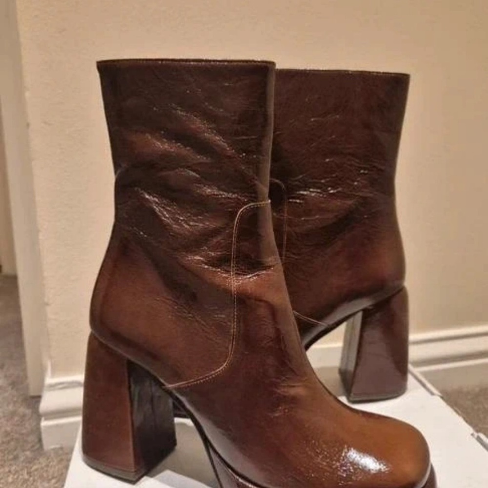 Elegant Brown Heeled Boots